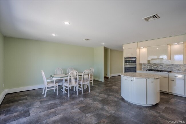 Building Photo - 19-21-21 Lamela Dr