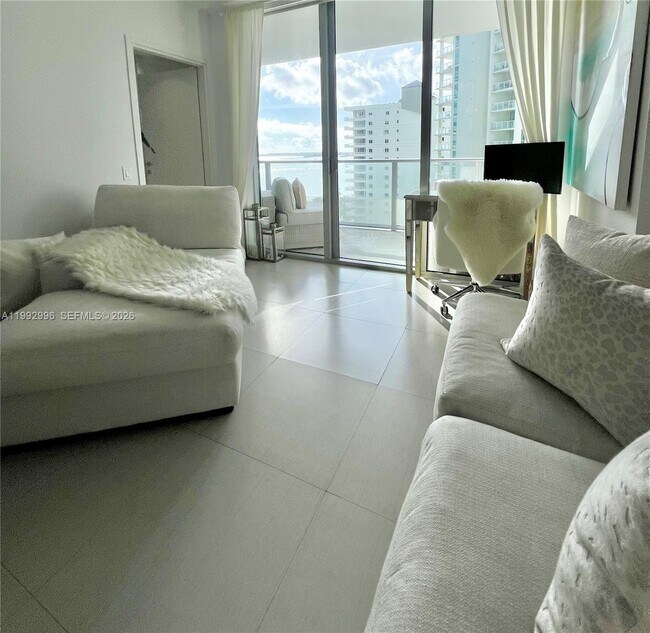 Building Photo - 1300 Brickell Bay Dr