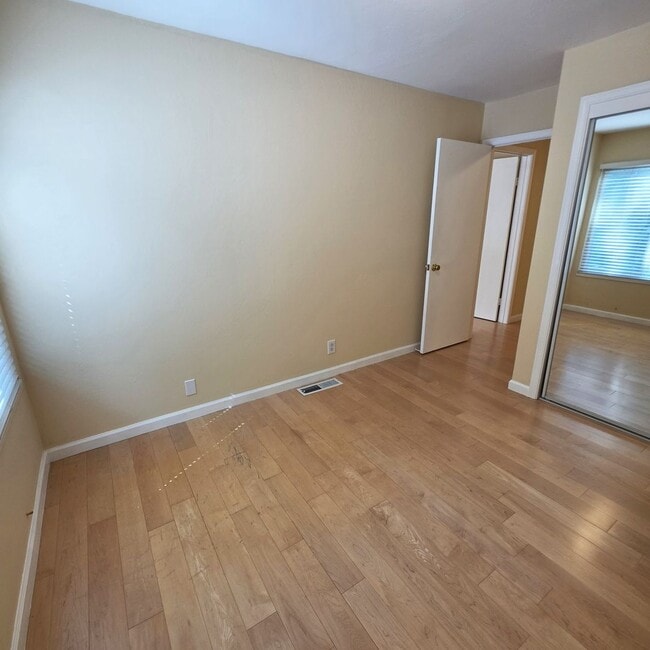 Building Photo - Cute 3BD/1.5BA Townhome with Great Commute location in Danville