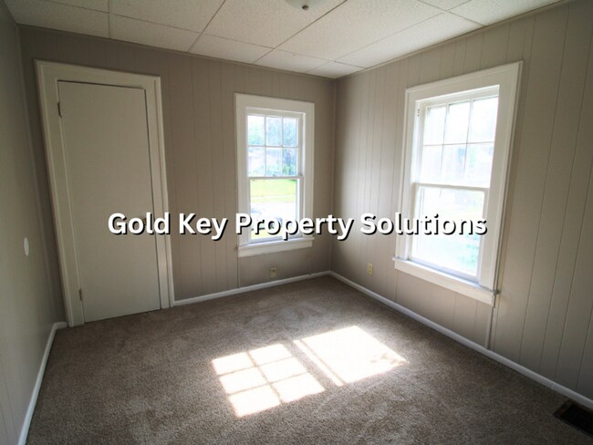 Building Photo - 2 BR 1 BA House with All New Carpet and Pa...