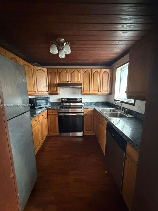 Building Photo - 200 Waterway Dr S