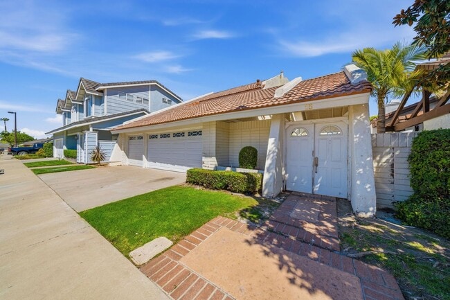 Building Photo - Beautifully Updated 5 Bedroom Woodbridge Home with Pool and much more!