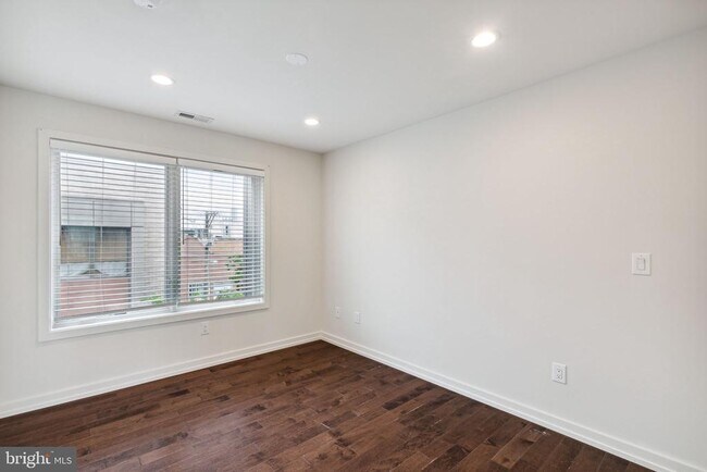Building Photo - 708 S Sartain St