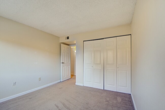 Building Photo - 2BR/2BA Charming Condo in Denver!