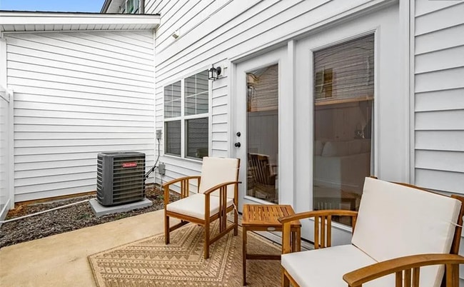 Building Photo - Like new modern maintenance free 3 bedroom 2.5 bath townhouse in Greensboro. Lawn care included.