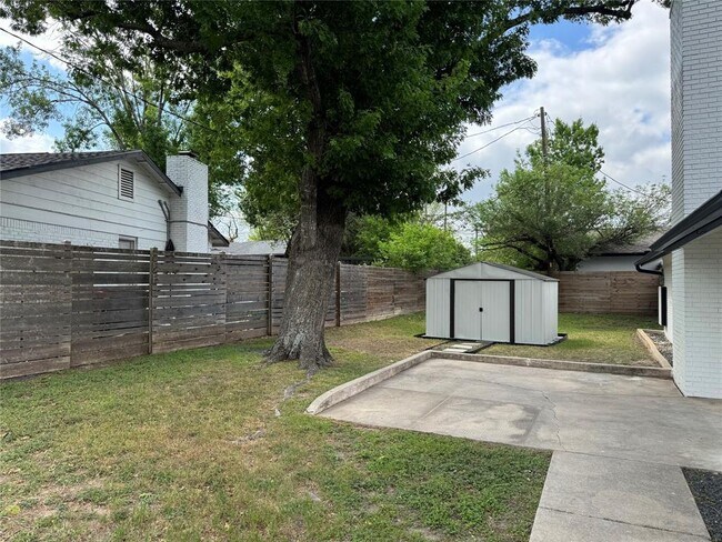 Building Photo - 5805 N Hampton Dr