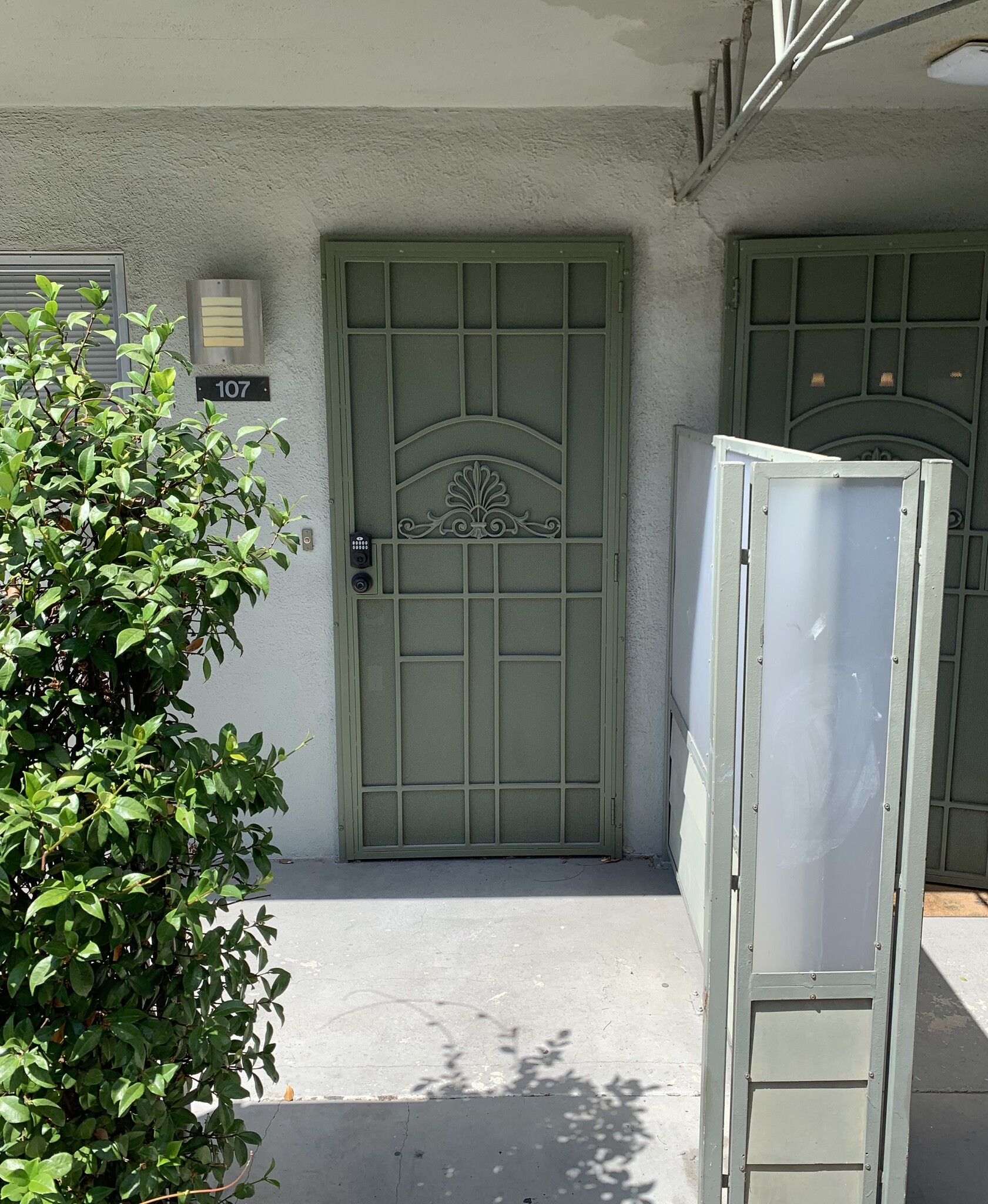 Building Photo - 800 N Eucalyptus Ave