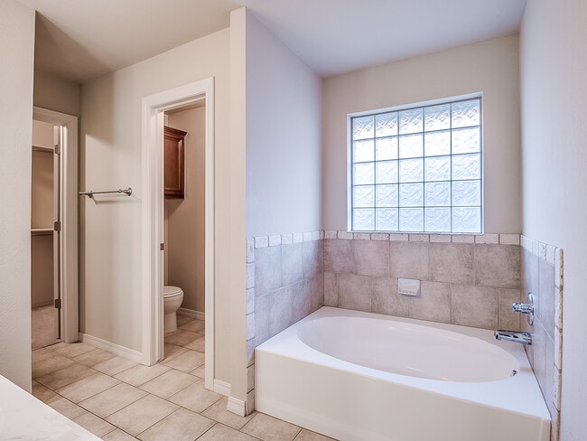 Building Photo - 4 Bedrooms/2 Baths/3Car - Deer Creek Schools - Gated Community of North Roselake Villas