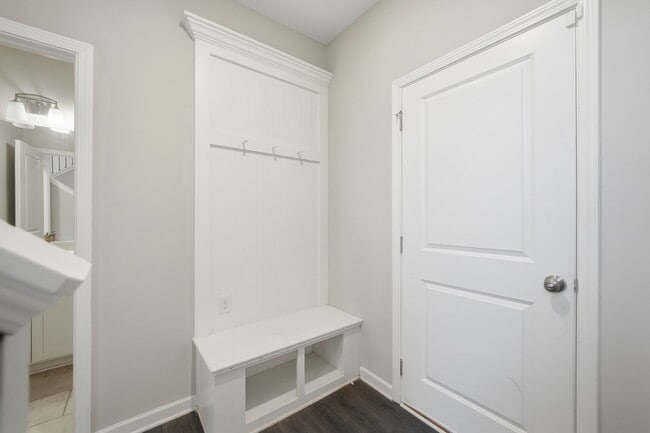 Building Photo - 318 Commons Ave