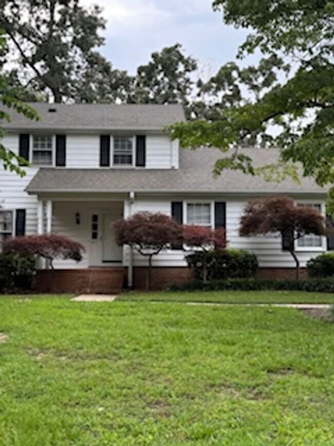 Building Photo - 4 Bedroom with fenced in yard!