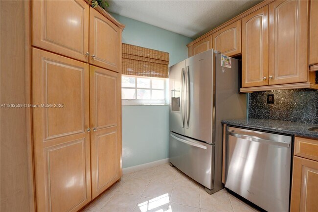 Building Photo - 2401 SW 58th Manor