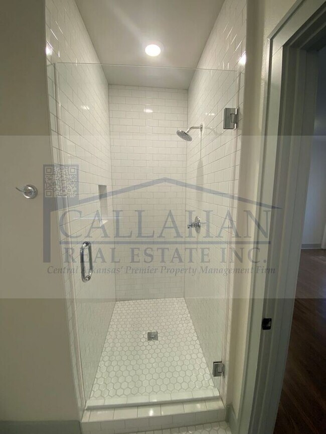 Building Photo - Hillcrest 2 Bedroom Bungalow