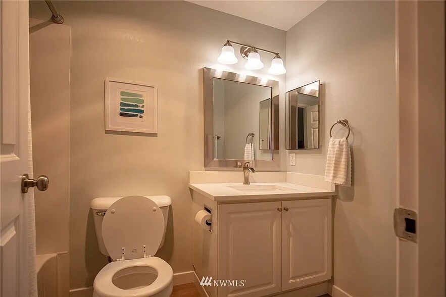 Building Photo - 6811 SE Cougar Mountain Way