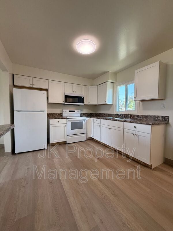 Building Photo - 236 21st Ave NW