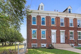 Building Photo - Coming Soon! Bright 3 Bedroom, 1.5 Bath Ho...