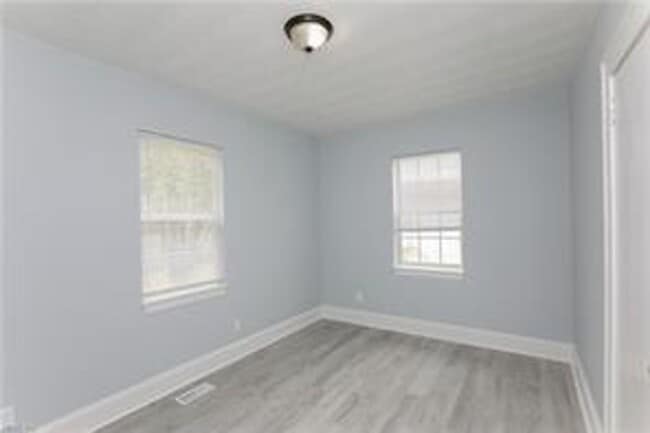 Building Photo - Renovated 3 bed, 1.5 bath Single-Family