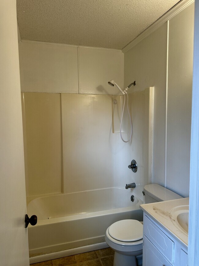 Building Photo - 105 Bucy Cir