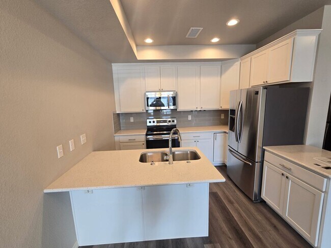 Building Photo - 3B/3B Townhome NOW AVAILABLE in Windsor! Great Location!