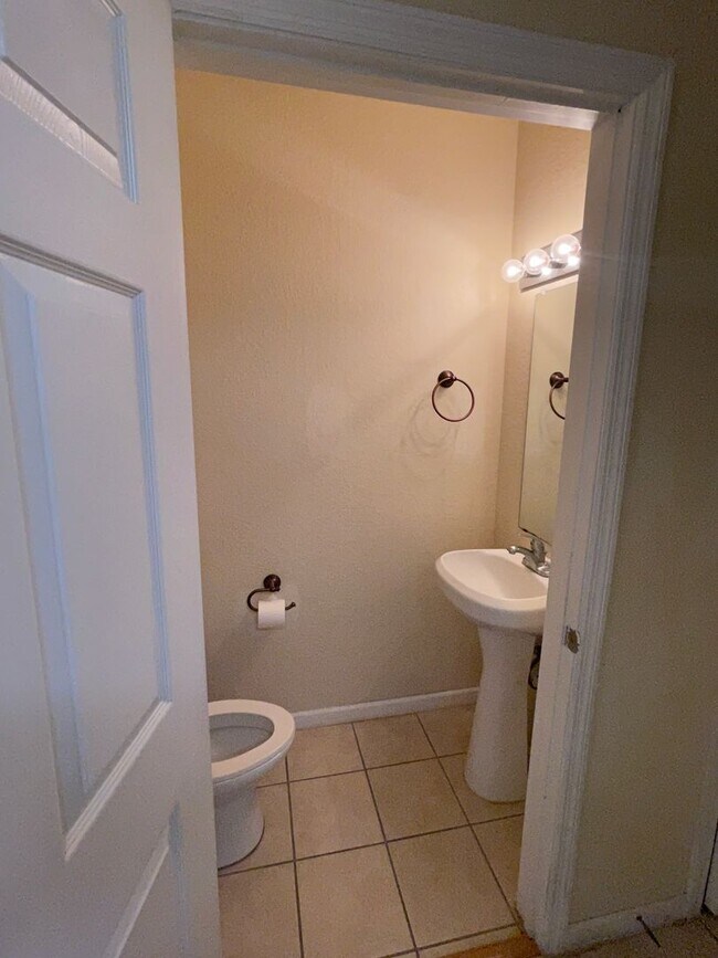 Building Photo - Beautiful 2 bedroom 2.5 bathroom townhome