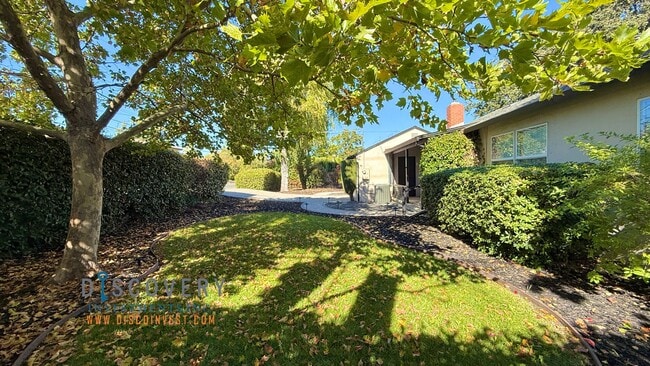 Building Photo - Your Ideal Modern Retreat with Enclosed Yard