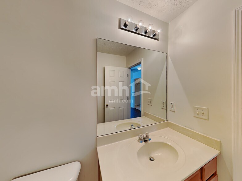Building Photo - 307 Meadows Ln