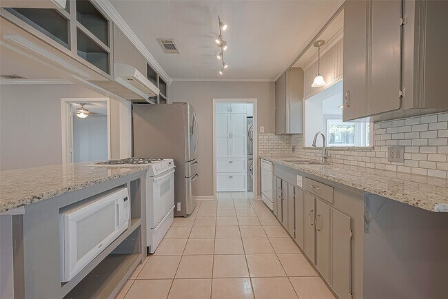 Building Photo - 942 W 30th St