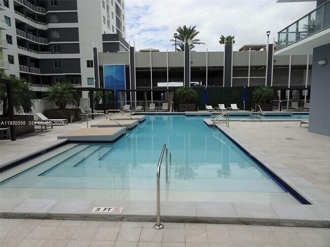 Building Photo - 1010 SW 2nd Ave