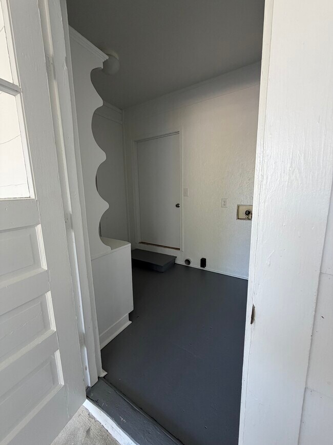 Building Photo - 305 12th Ave