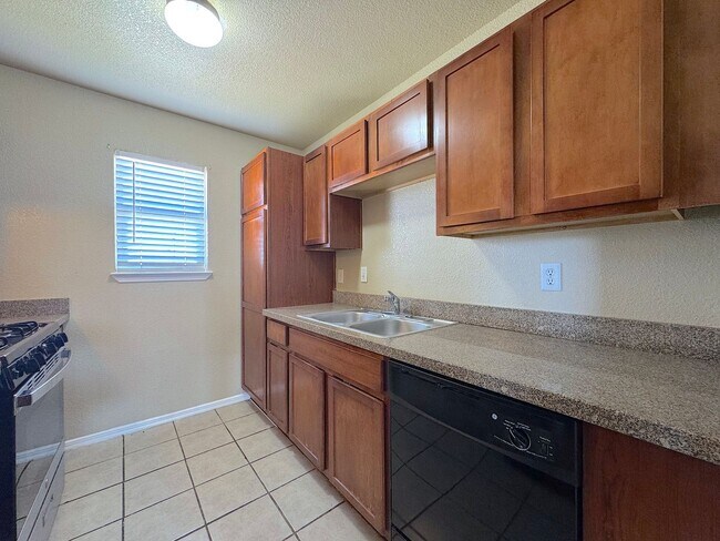 Building Photo - Northeast El Paso 4 Bed, 2 Bath close to Ft Bliss!