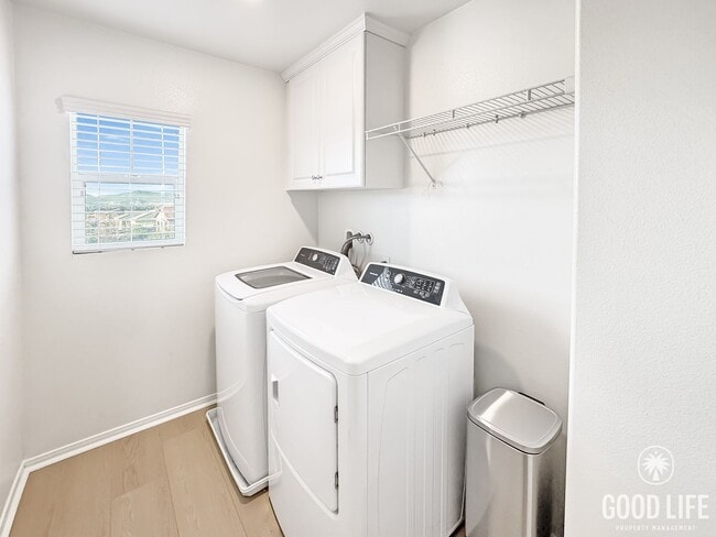 Building Photo - Beautiful 5Bd/3.5Ba Home in Cul-de-Sac in Riverside w/new Turf Back Yard and New Carpet!