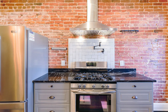 Building Photo - Fully Renovated 3 BR/1.5 BA Apartment in C...