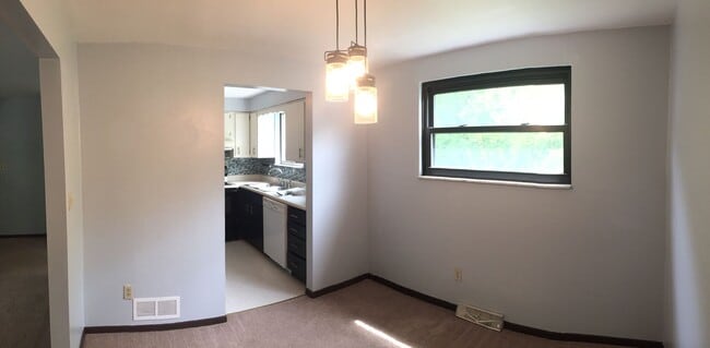 Building Photo - 2 Bedroom Townhouse in Shaler