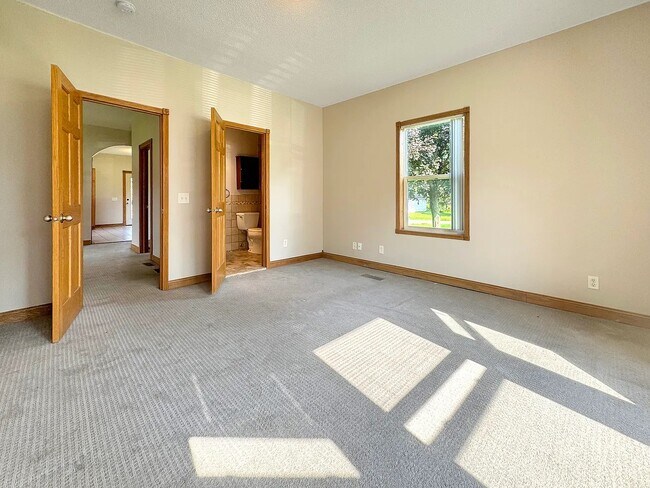 Building Photo - 465 3rd Ave