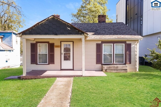 Building Photo - 1002 33rd Ave N