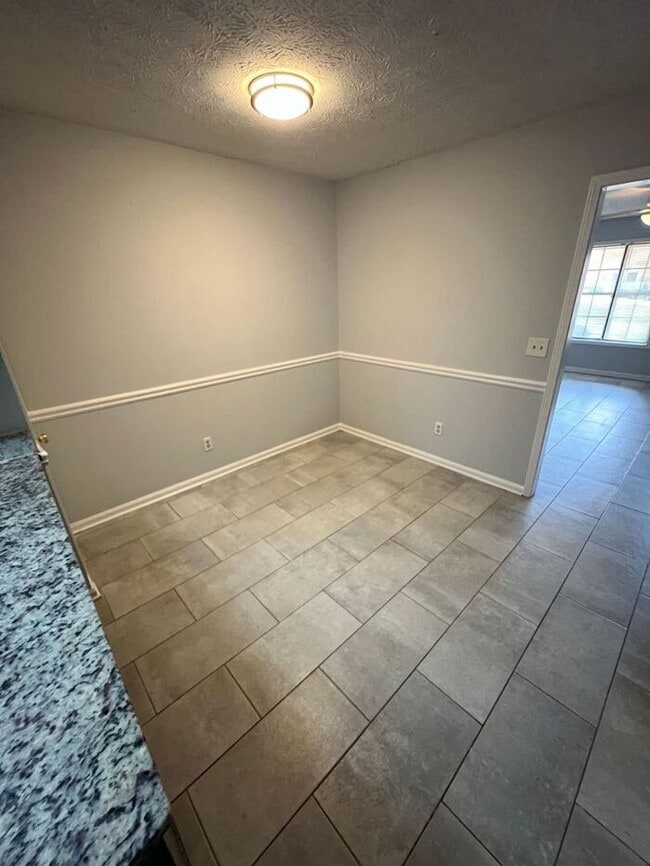 Building Photo - READY NOW!!! 2 Bedroom 2 Bath Ranch Duplex!!!