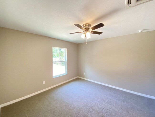 Building Photo - Desirable SW Ocala Neighborhood- 3/2/2 **W...