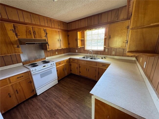 Building Photo - 24 Bethel Forest Dr S