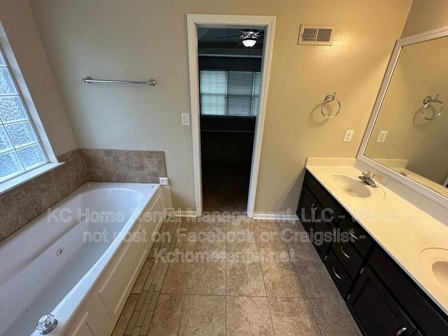 Building Photo - 625 NW Rosaceae Dr