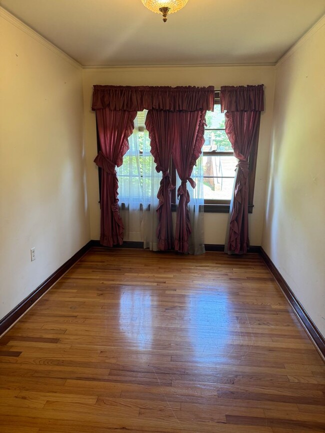 Building Photo - Fantastic Location & Price
