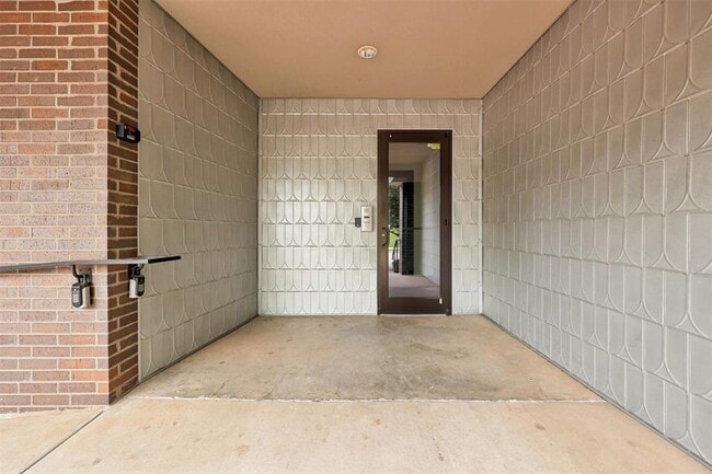 Building Photo - 444 N Central Ave