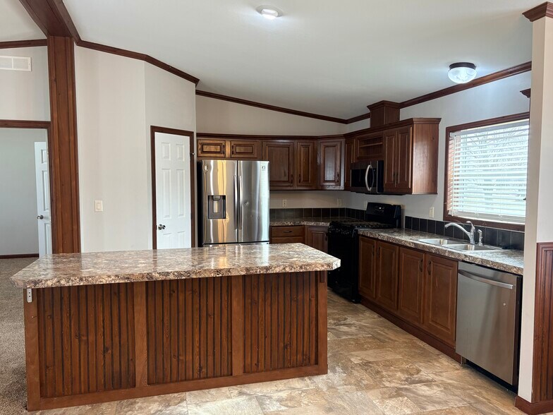 Building Photo - 2121 Four Seasons Dr