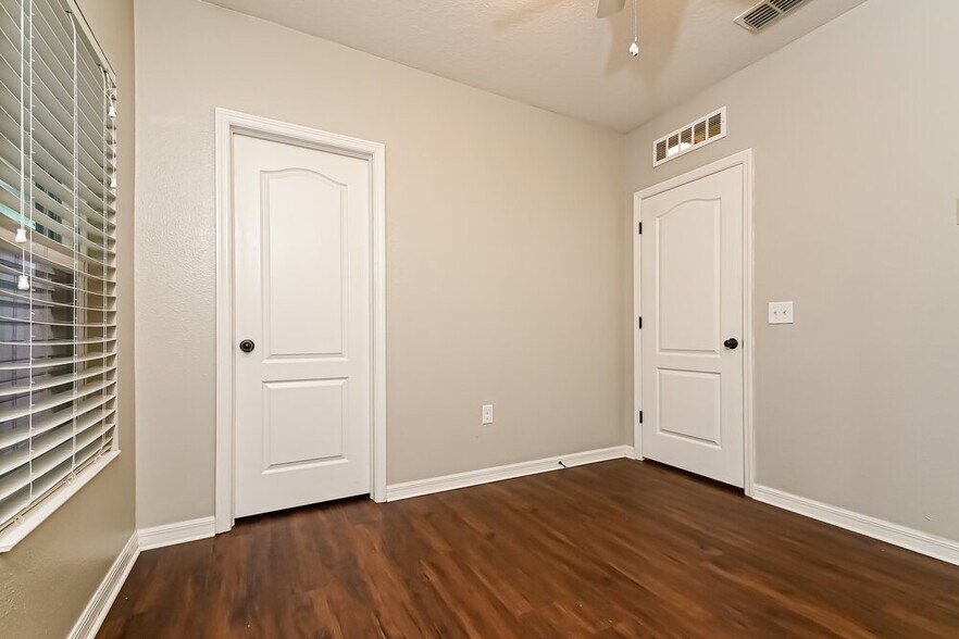 Building Photo - 10641 Laguna Plains Dr