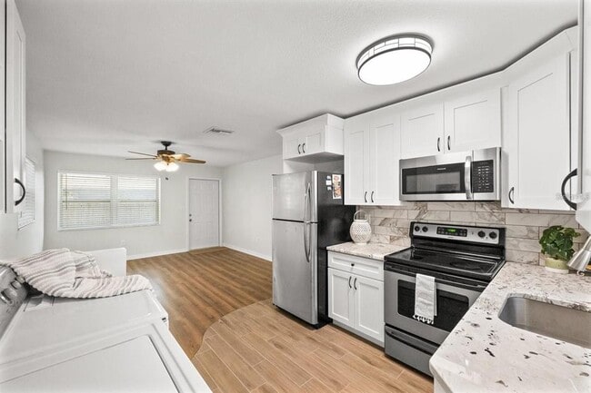 Building Photo - 715 6th Ave NE