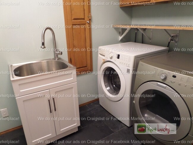 Building Photo - INCREDIBLE VIEWS!! Large 2-Bedroom + Den Duplex with 3-Car Garage in Fantastic Federal Way Neighb...