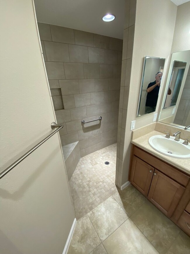 Building Photo - Beautiful Unfurnished 3 bed, 2 bath ANNUAL...