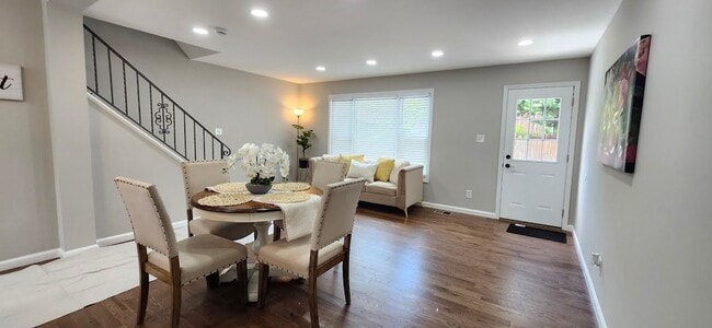 Building Photo - Charming 3 Bed 2.5 Bath Interior Townhome ...