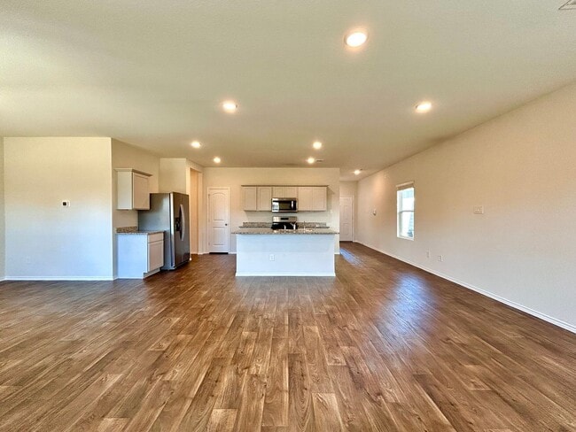 Building Photo - 221 Granary Dr