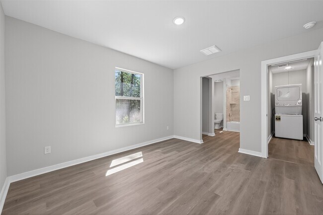 Building Photo - 154 Lakeview Dr