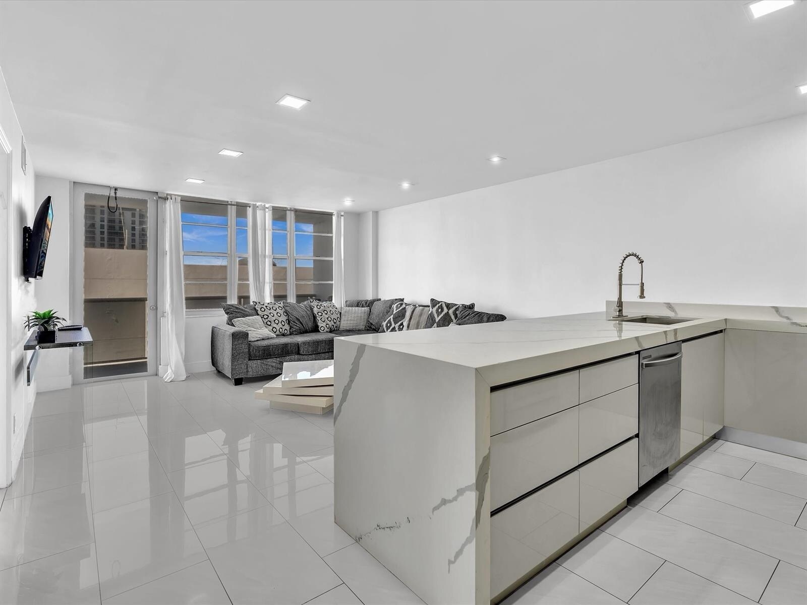 Building Photo - 3725 S Ocean Dr