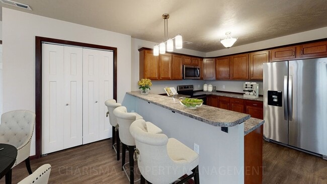 Building Photo - 2 BEDROOM, 1 BATH TOWN HOME, INDIVIDUAL EN...
